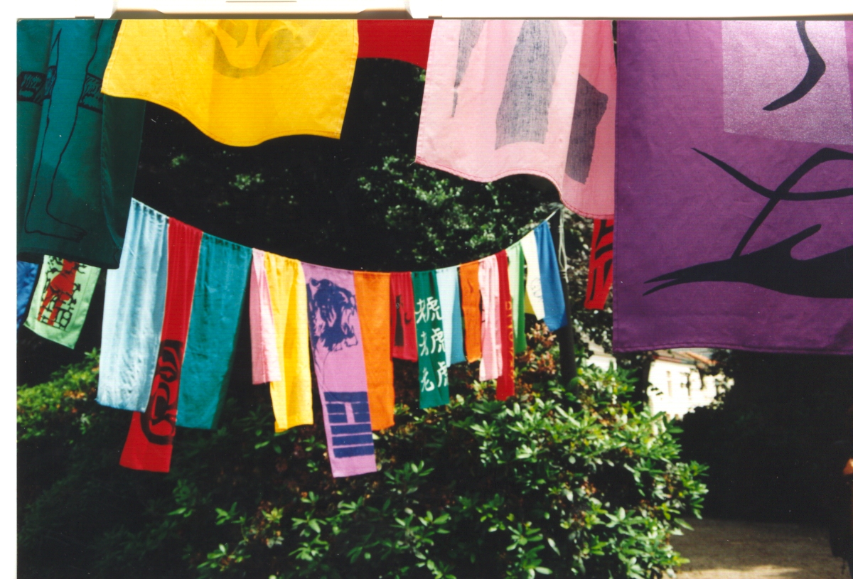 DUNDOEKPROJECT 1998 

Ter gelegenheid van het eerste lustrum van stichting Kunst in het Volkspark hingen in het park 2500 gezeefdrukte vlaggen van 10 kunstenaars. Het idee was van Ingrid en ze coördineerde het project voor het Grafisch Atelier Twente Enschede 
